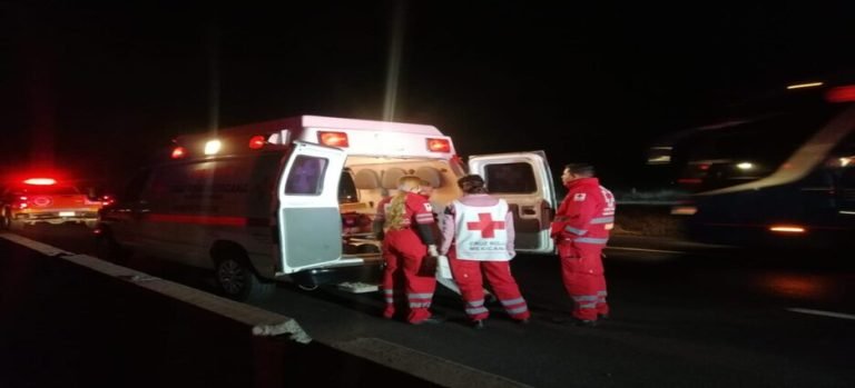 Pipa de Pemex se impacta contra un muro de contención