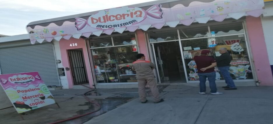Se incendia dulcería en el fraccionamiento Villa de Santiago
