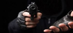 Sujeto asalta y golpea a empleada de una farmacia