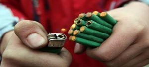 A un hombre le explota en la mano un cuete