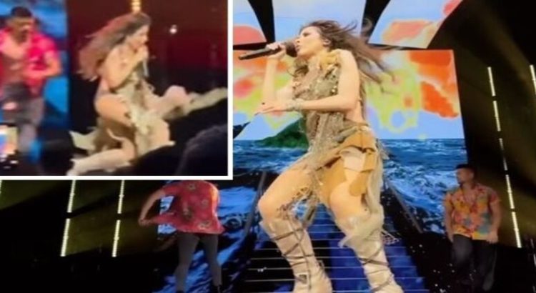 Gloria Trevi se queda en ropa interior en pleno concierto