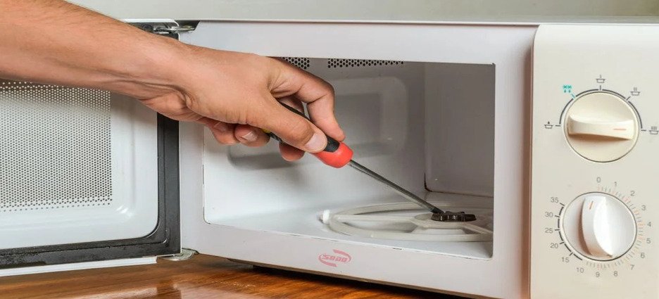 Trató de reparar un microondas y recibió una descarga eléctrica