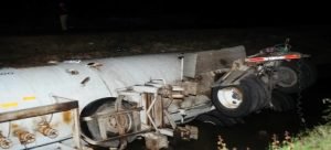 Tanque que transportaba amoniaco cayó en el canal Lateral 18