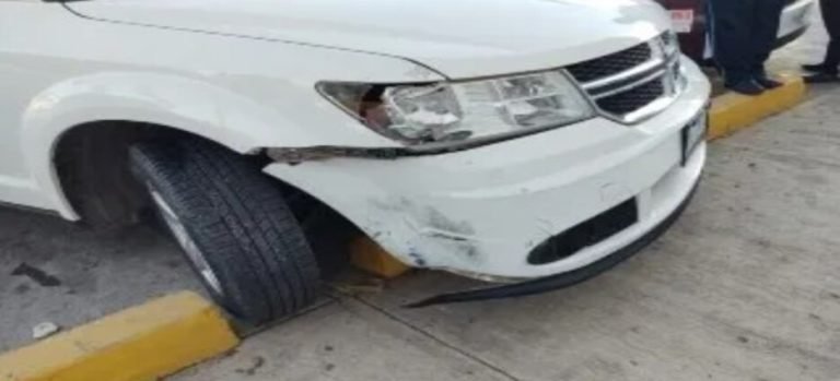 Motociclista se impacta contra una vagoneta