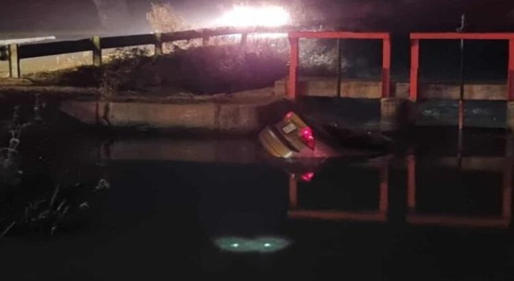 Estaba peleando con su novio y terminó al interior de un canal