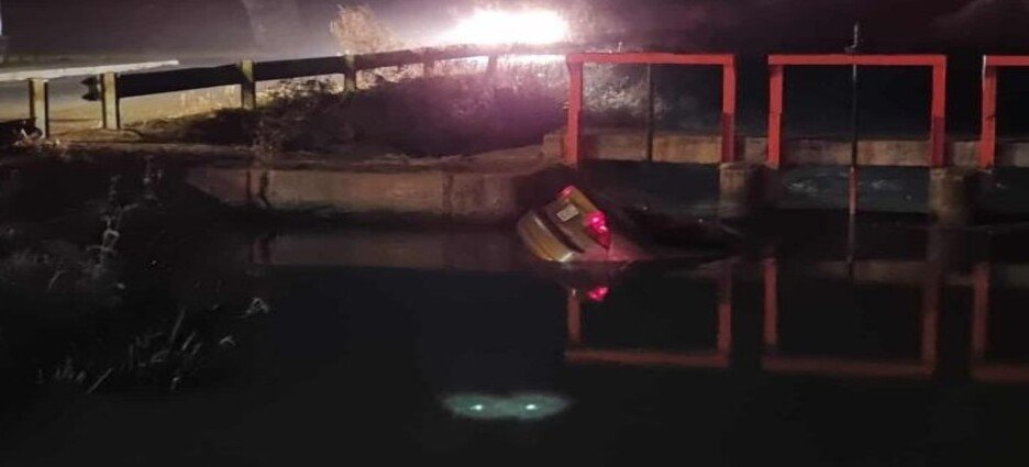 Estaba peleando con su novio y terminó al interior de un canal