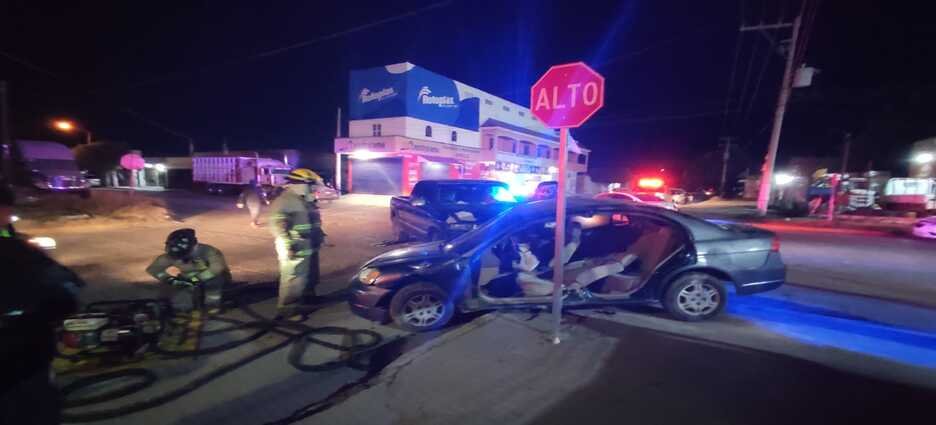 Dos personas quedan prensadas tras sufrir un accidente vial