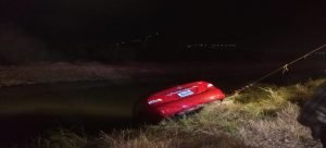 Un Toyota terminó al interior del canal Lateral 18