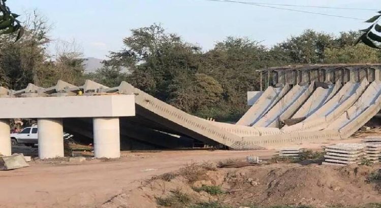 El puente El Quelite se cayó por una mala maniobra