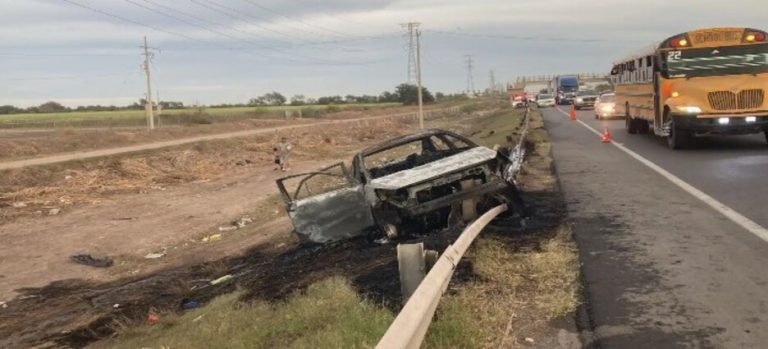 Se salva pareja de adultos mayores tras incendiarse su vehículo