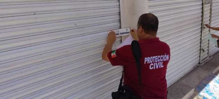 Cae el techo de una tienda de ropa