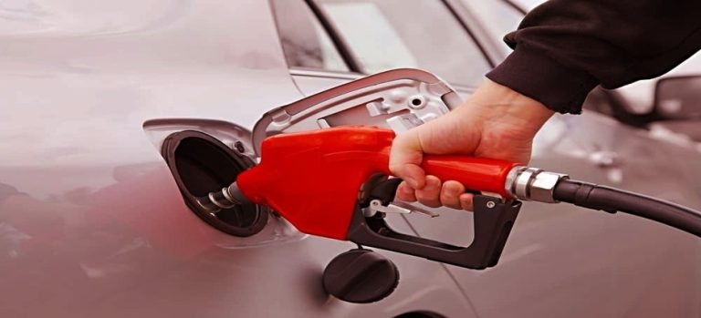 A punta de pistola lo obligaron a llenarles el tanque de gasolina