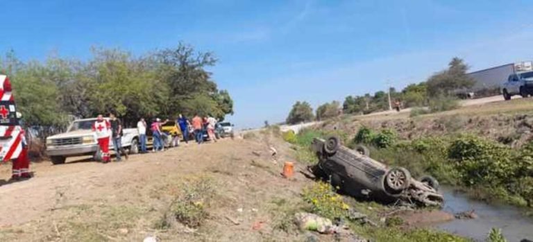 Novia causa volcadura en el Ejido Primero de Mayo 