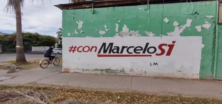 Mujer pide que quiten de su negocio la publicidad a favor de Marcelo Ebrard