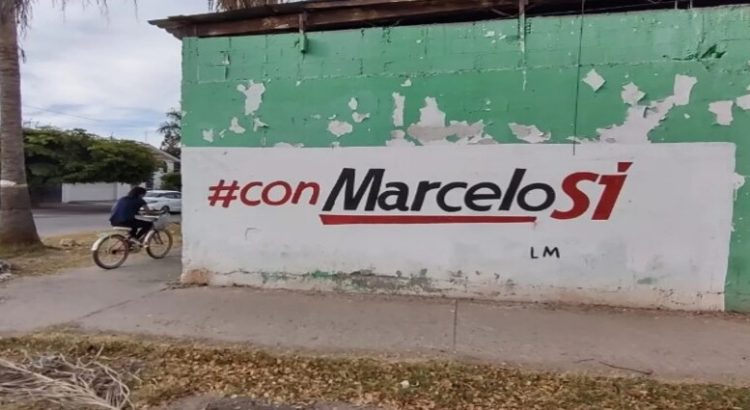 Mujer pide que quiten de su negocio la publicidad a favor de Marcelo Ebrard