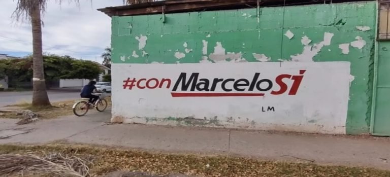Mujer pide que quiten de su negocio la publicidad a favor de Marcelo Ebrard
