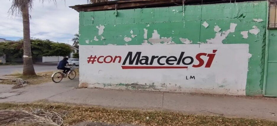 Mujer pide que quiten de su negocio la publicidad a favor de Marcelo Ebrard
