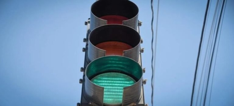 Colocarán semáforos en cruceros con mayor congestionamiento vial