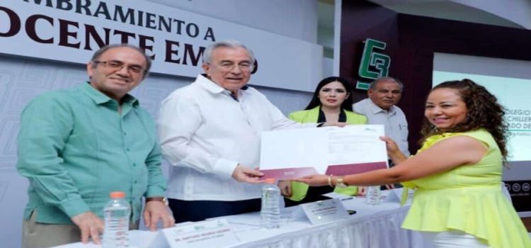 Entregan 208 plazas definitivas a maestros y maestras de Cobaes