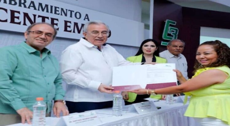 Entregan 208 plazas definitivas a maestros y maestras de Cobaes