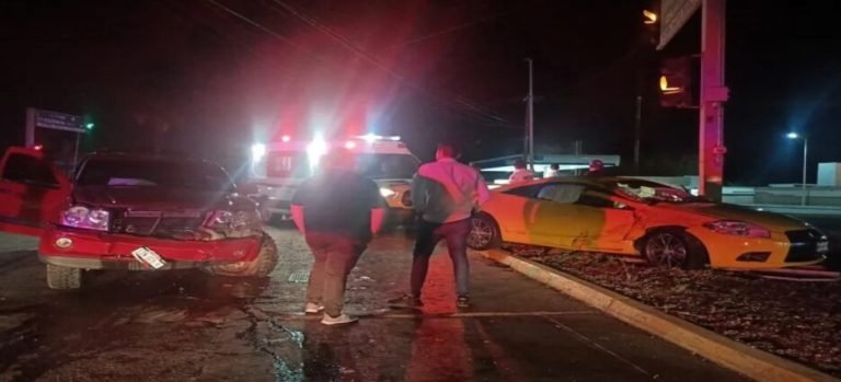 Accidente vial en el cruce de los bulevares Centenario y Santos Degollado