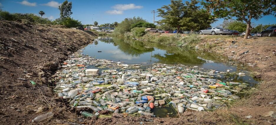 Aplicarán multas económicas e incluso arrestos a quien tire escombro en canales y drenes