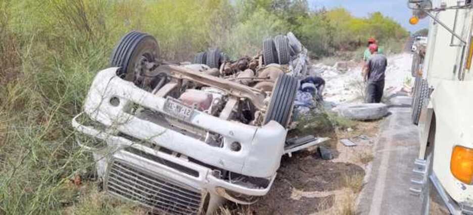 Accidente tipo volcadura al suroriente de Los Mochis