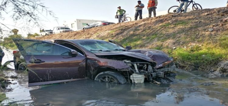 Conductor termina al interior de un dren por sufrir ataque epiléptico