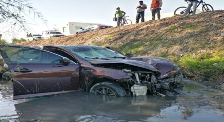 Conductor termina al interior de un dren por sufrir ataque epiléptico