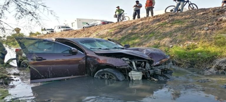 Conductor termina al interior de un dren por sufrir ataque epiléptico