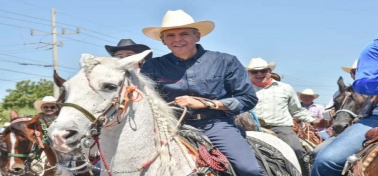 Realizan cabalgata por el 120 aniversario de la fundación de la ciudad