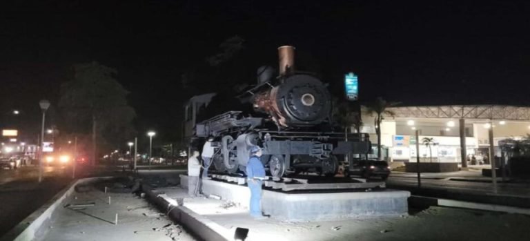 Comienza el traslado de la locomotora a la primera estación de tren