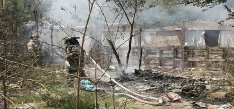 Incendio en baldío llega a viviendas
