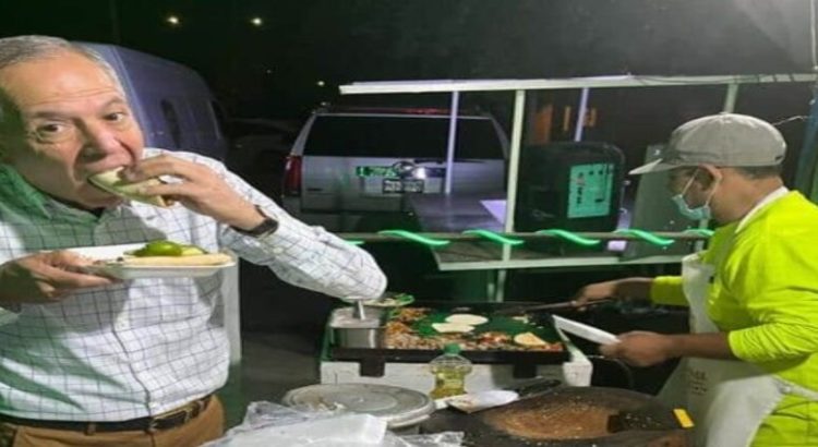 Gerardo Vargas comió tacos en la polémica taquería «Los Jariosos»