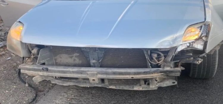 Agente de la Guardia Nacional chocó contra un taxi