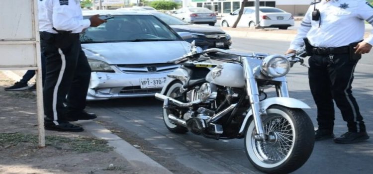 Automóvil se lleva a motociclista luego de chocar