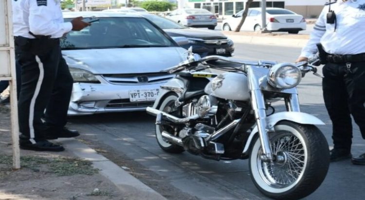 Automóvil se lleva a motociclista luego de chocar