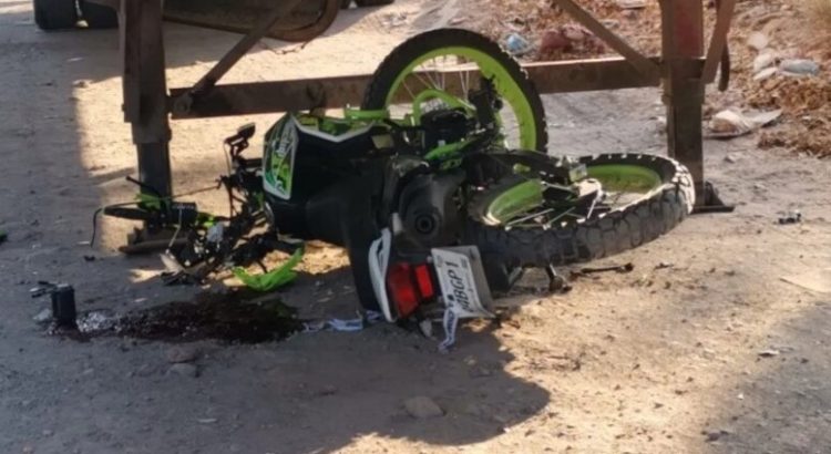 Menor de edad impacta contra la caja de un tráiler y pierde la vida