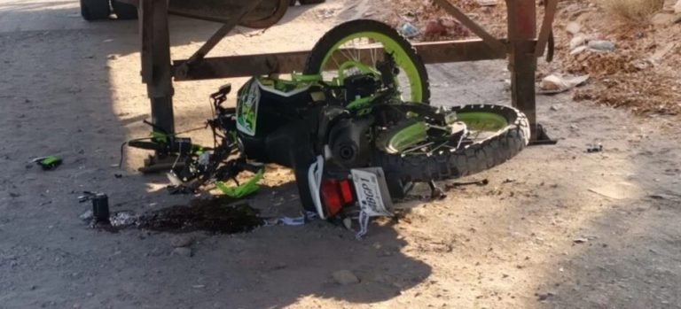 Menor de edad impacta contra la caja de un tráiler y pierde la vida