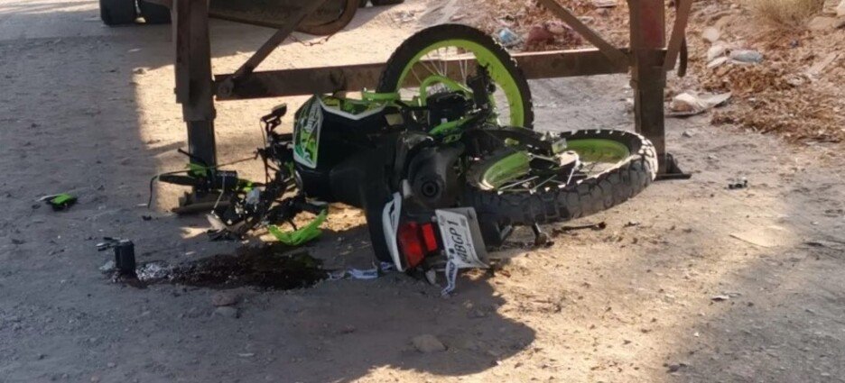 Menor de edad impacta contra la caja de un tráiler y pierde la vida