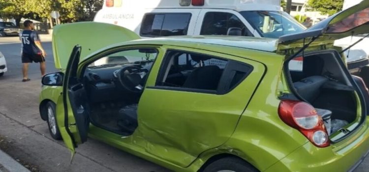Accidente vial entre dos vehículos dejó a una mujer lesionada