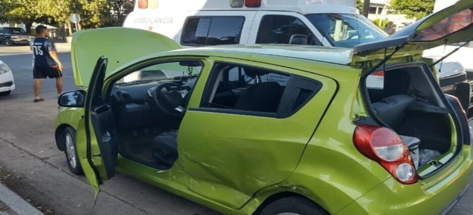 Accidente vial entre tres vehículos dejó