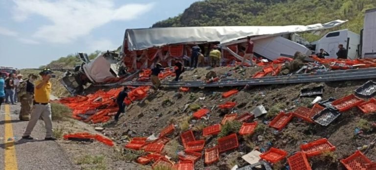 Aparatoso accidente entre dos tráileres