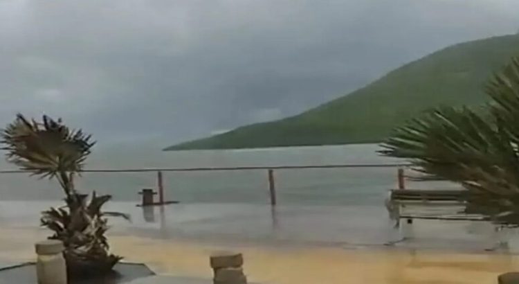 Debido a la alta marejada, cierran el puerto de Topolobampo, Sinaloa