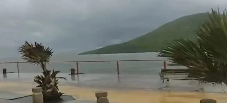 Debido a la alta marejada, cierran el puerto de Topolobampo, Sinaloa