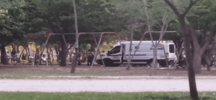 Mujer se desvanece mientras realizaba ejercicio en un parque