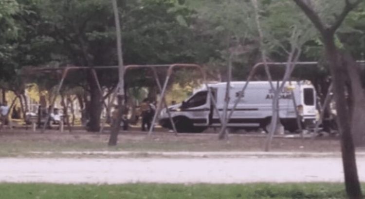 Mujer se desvanece mientras realizaba ejercicio en un parque