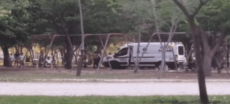 Mujer se desvanece mientras realizaba ejercicio en un parque