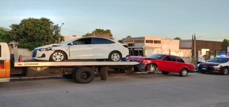 Accidente vial entre un Onix y un Sedan