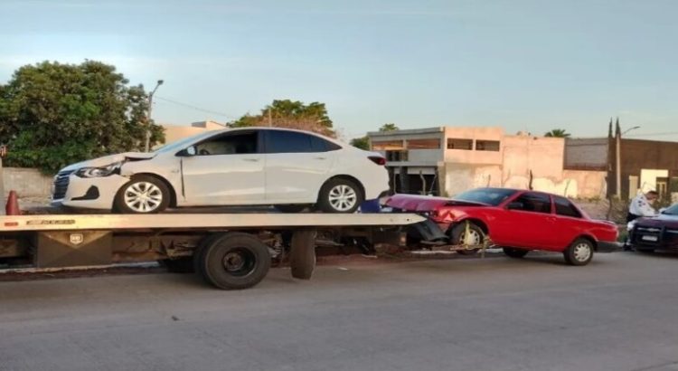 Accidente vial entre un Onix y un Sedan